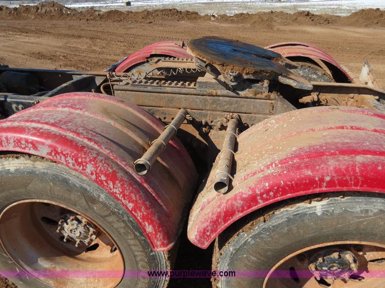 image for item B4653 1996 Freightliner FLD120 semi truck