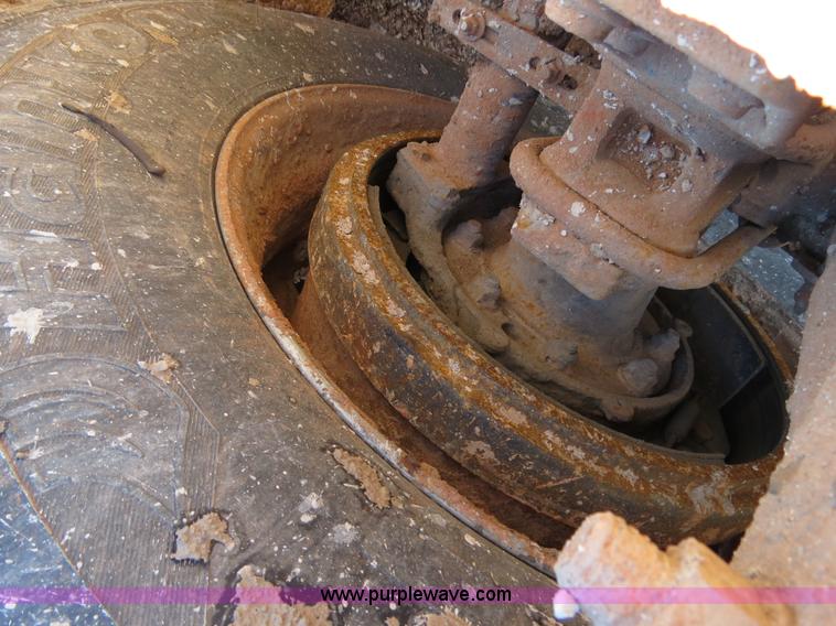 image for item B4653 1996 Freightliner FLD120 semi truck