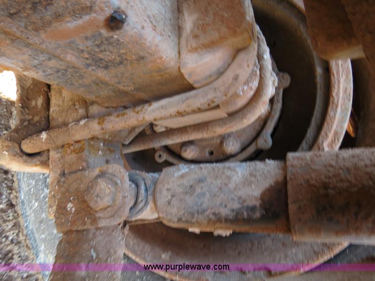 image for item B4653 1996 Freightliner FLD120 semi truck