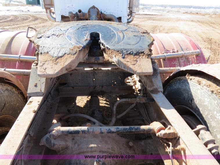 image for item B4653 1996 Freightliner FLD120 semi truck