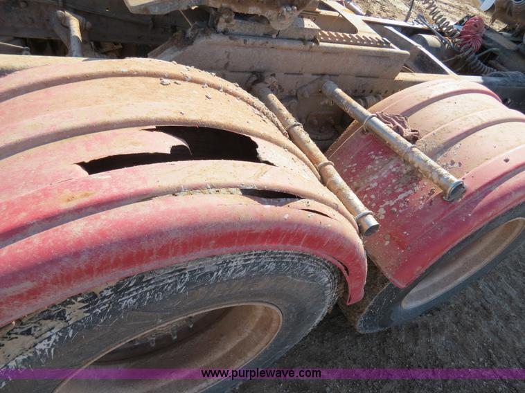 image for item B4653 1996 Freightliner FLD120 semi truck