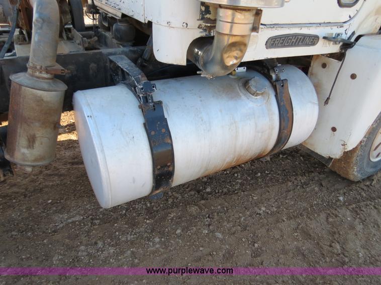 image for item B4653 1996 Freightliner FLD120 semi truck