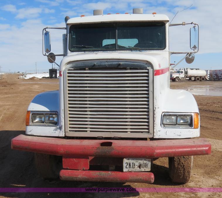 image for item B4654 1995 Freightliner FLD120 semi truck