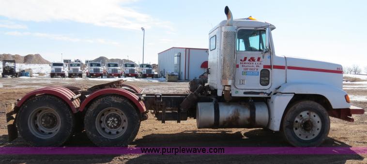 image for item B4654 1995 Freightliner FLD120 semi truck