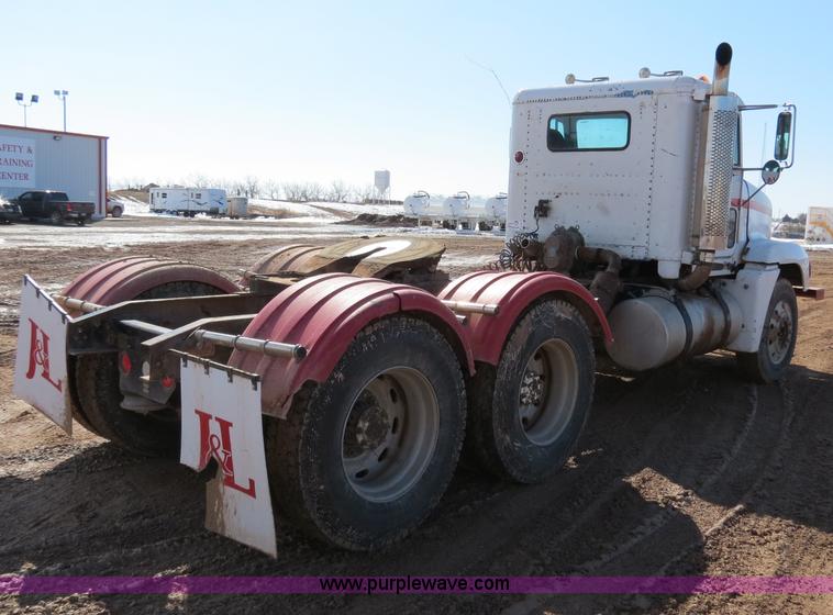 image for item B4654 1995 Freightliner FLD120 semi truck