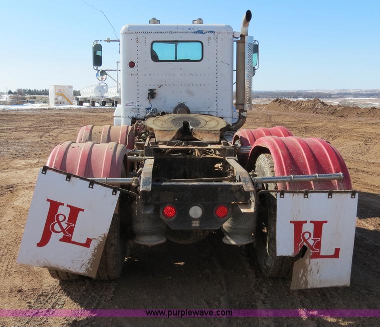 image for item B4654 1995 Freightliner FLD120 semi truck