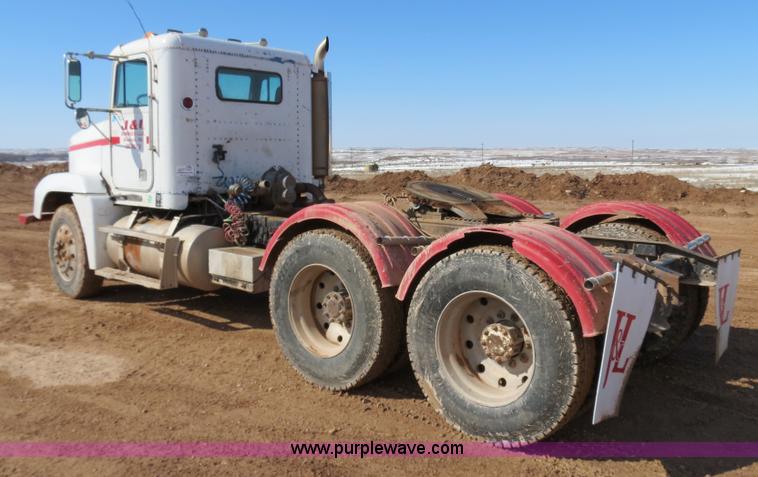 image for item B4654 1995 Freightliner FLD120 semi truck