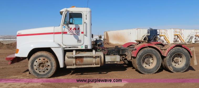 image for item B4654 1995 Freightliner FLD120 semi truck