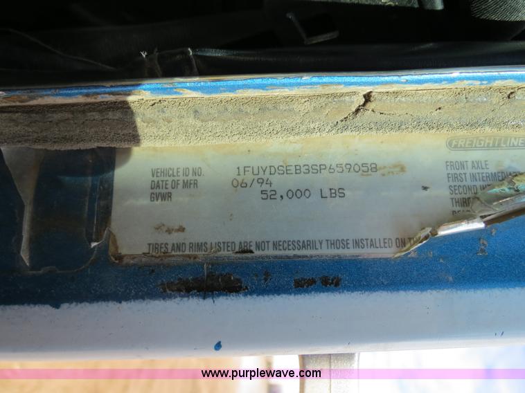 image for item B4654 1995 Freightliner FLD120 semi truck