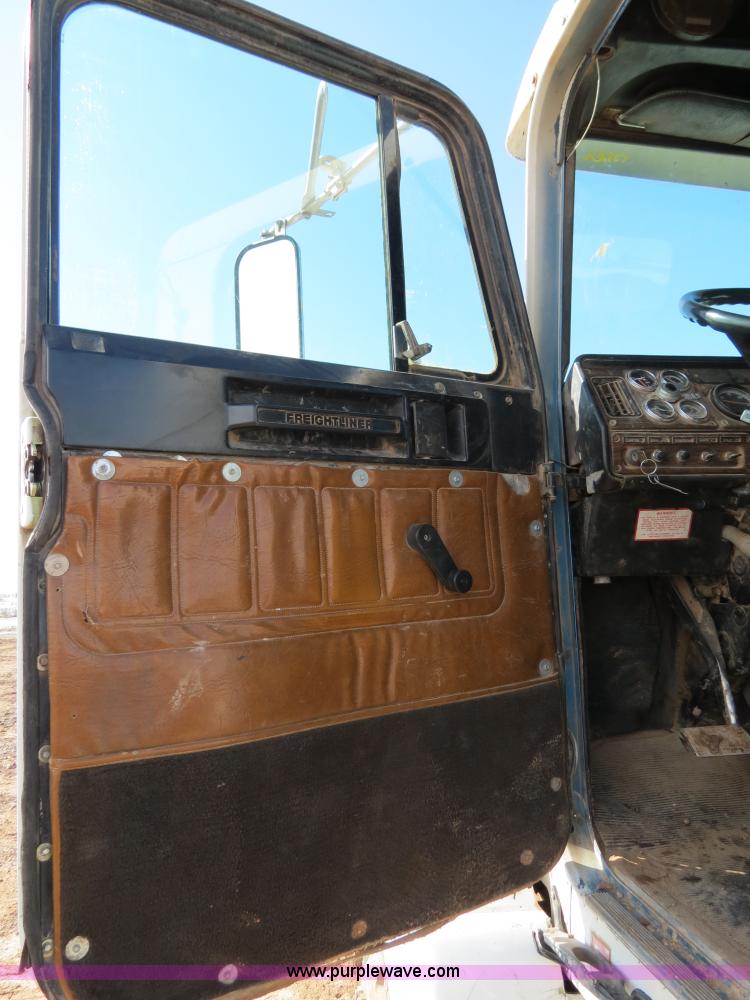 image for item B4654 1995 Freightliner FLD120 semi truck