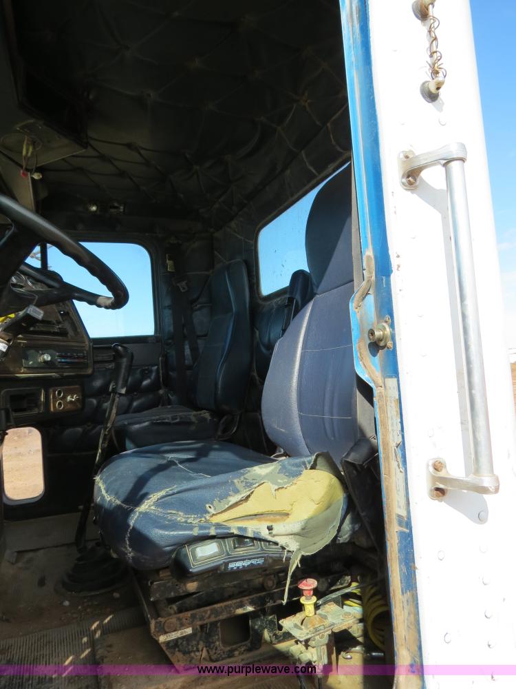 image for item B4654 1995 Freightliner FLD120 semi truck