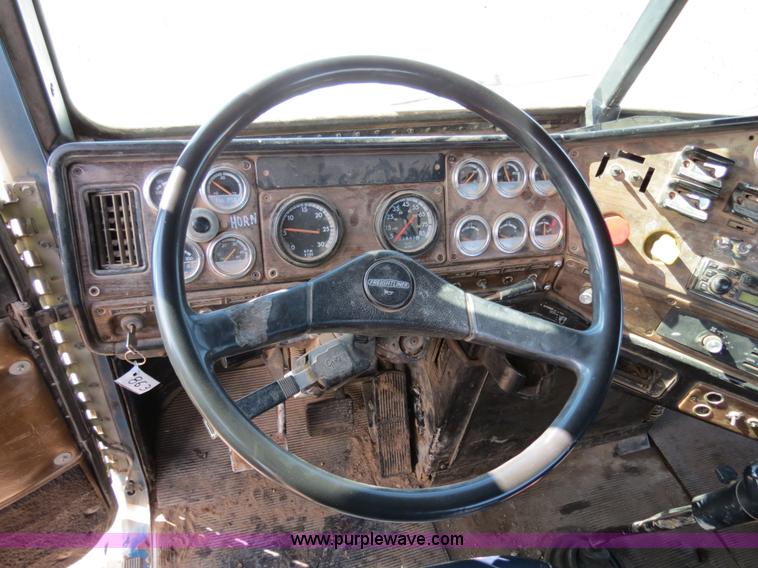 image for item B4654 1995 Freightliner FLD120 semi truck