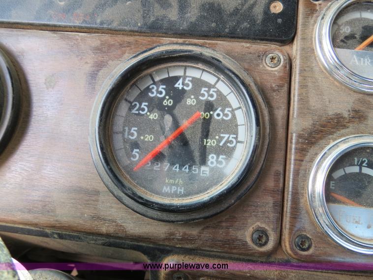 image for item B4654 1995 Freightliner FLD120 semi truck