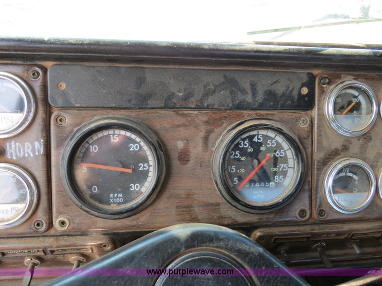 image for item B4654 1995 Freightliner FLD120 semi truck