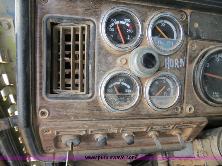 image for item B4654 1995 Freightliner FLD120 semi truck