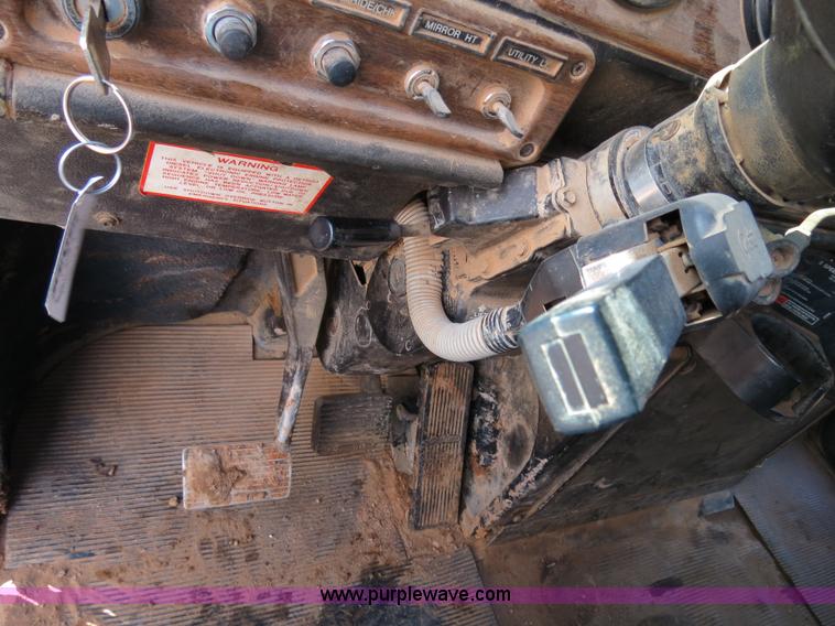 image for item B4654 1995 Freightliner FLD120 semi truck