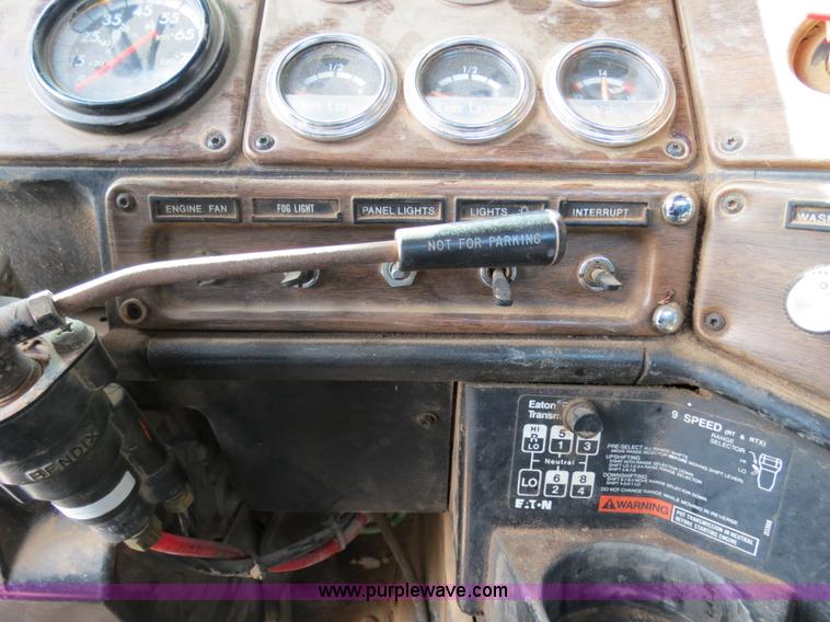 image for item B4654 1995 Freightliner FLD120 semi truck