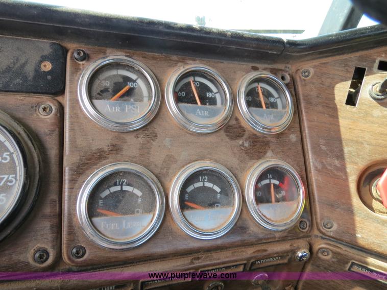 image for item B4654 1995 Freightliner FLD120 semi truck