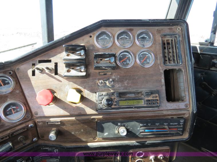 image for item B4654 1995 Freightliner FLD120 semi truck