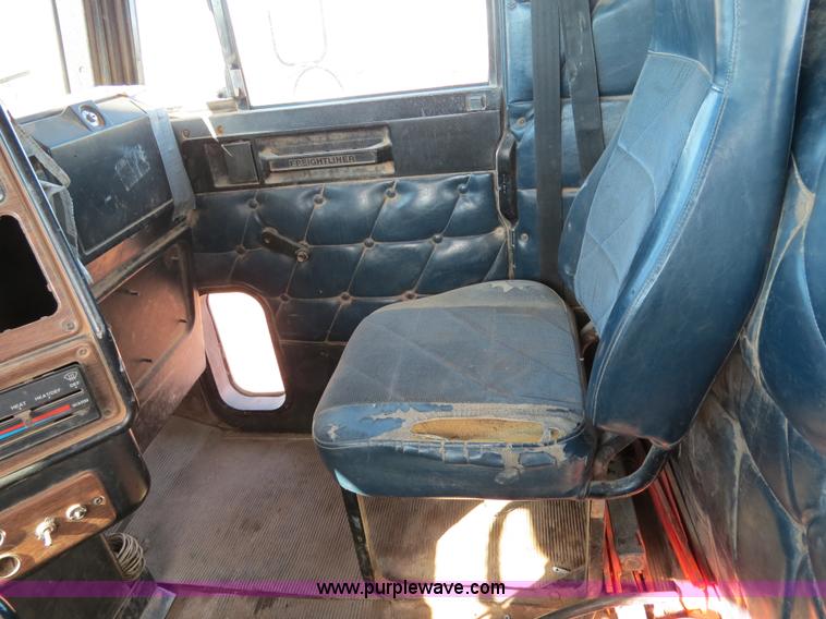 image for item B4654 1995 Freightliner FLD120 semi truck