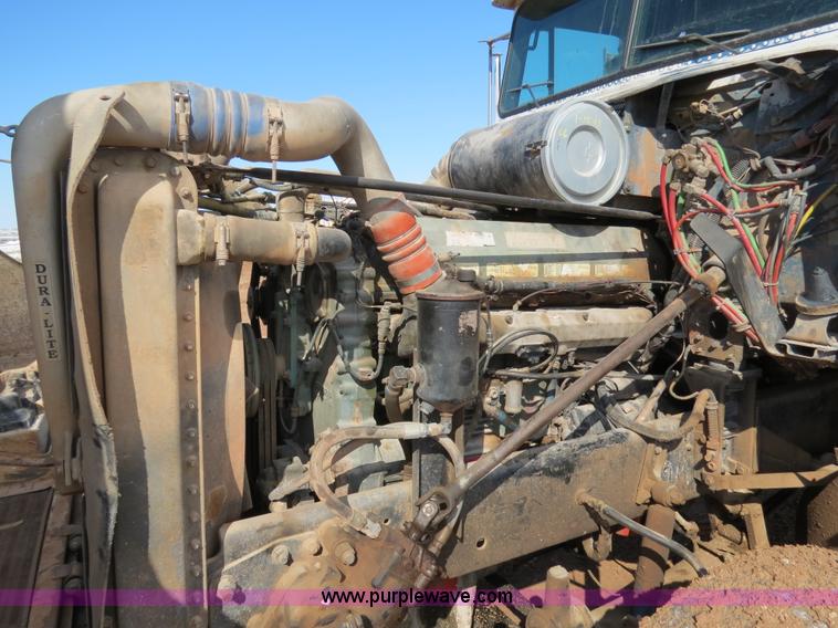 image for item B4654 1995 Freightliner FLD120 semi truck