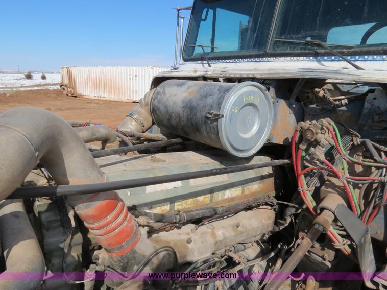 image for item B4654 1995 Freightliner FLD120 semi truck