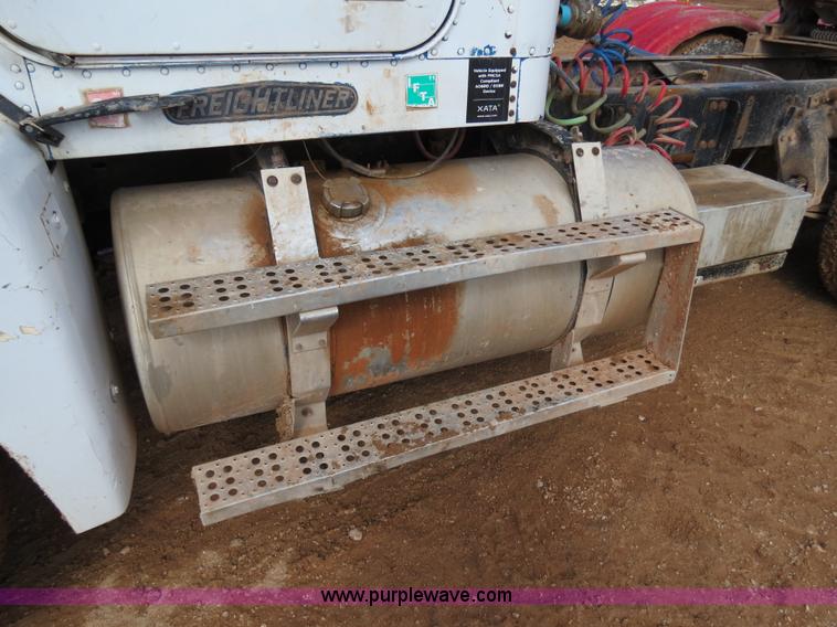 image for item B4654 1995 Freightliner FLD120 semi truck