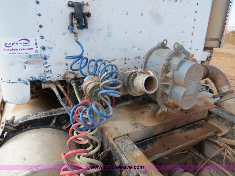 image for item B4654 1995 Freightliner FLD120 semi truck