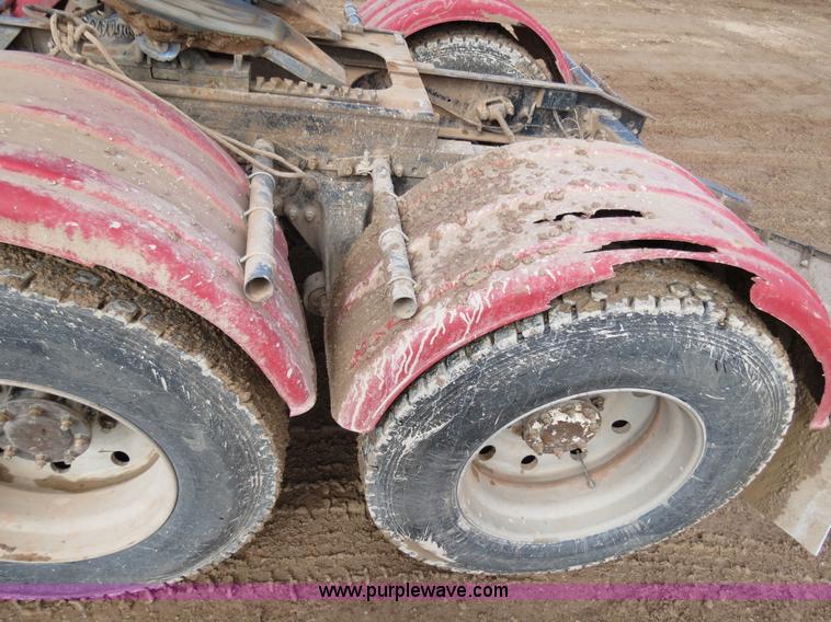 image for item B4654 1995 Freightliner FLD120 semi truck