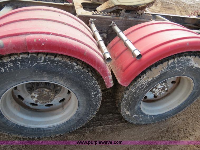 image for item B4654 1995 Freightliner FLD120 semi truck