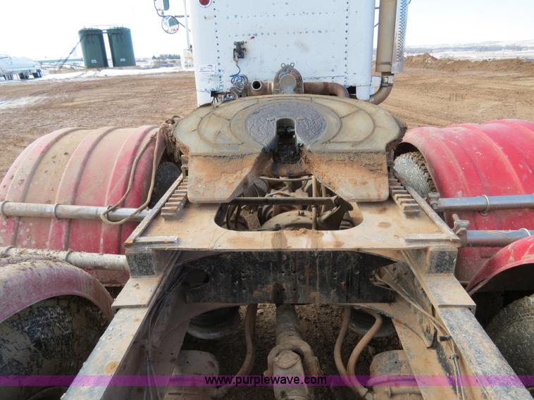 image for item B4654 1995 Freightliner FLD120 semi truck