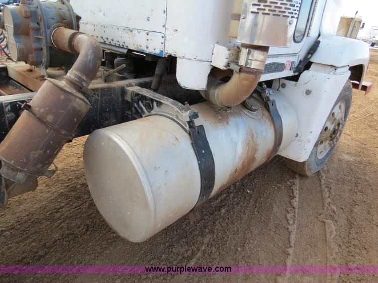 image for item B4654 1995 Freightliner FLD120 semi truck