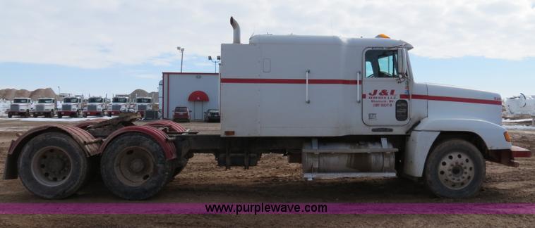 image for item B4655 1995 Freightliner FLD120 semi truck