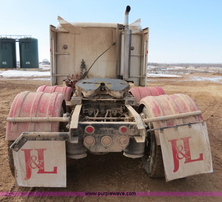 image for item B4655 1995 Freightliner FLD120 semi truck