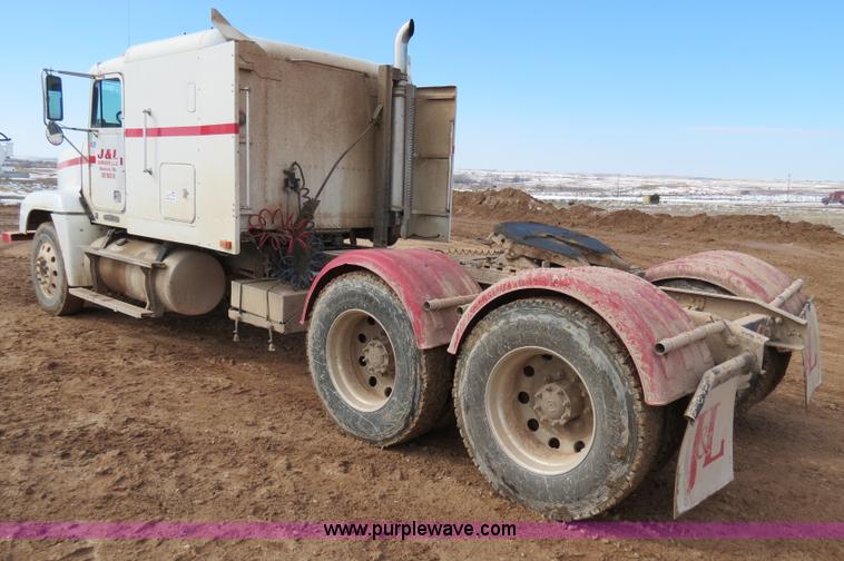 image for item B4655 1995 Freightliner FLD120 semi truck