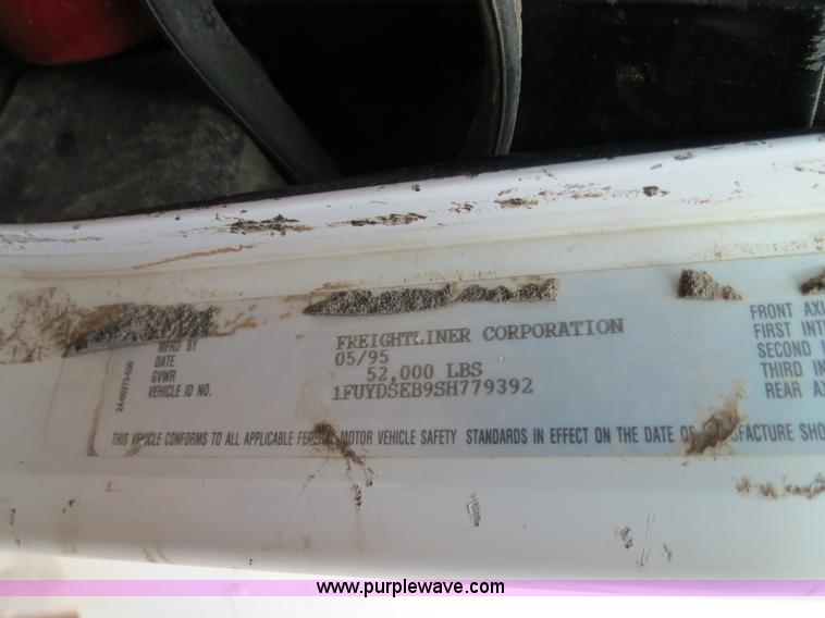 image for item B4655 1995 Freightliner FLD120 semi truck