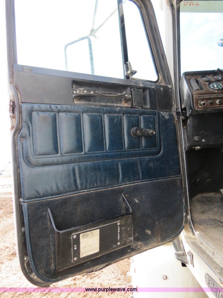 image for item B4655 1995 Freightliner FLD120 semi truck