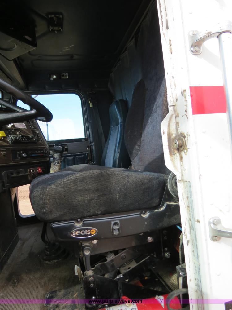 image for item B4655 1995 Freightliner FLD120 semi truck