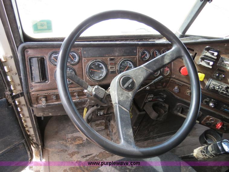 image for item B4655 1995 Freightliner FLD120 semi truck