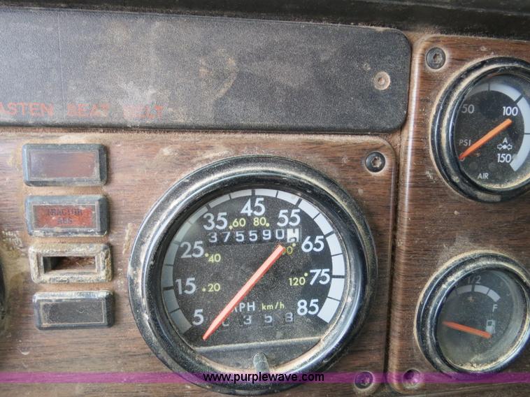 image for item B4655 1995 Freightliner FLD120 semi truck