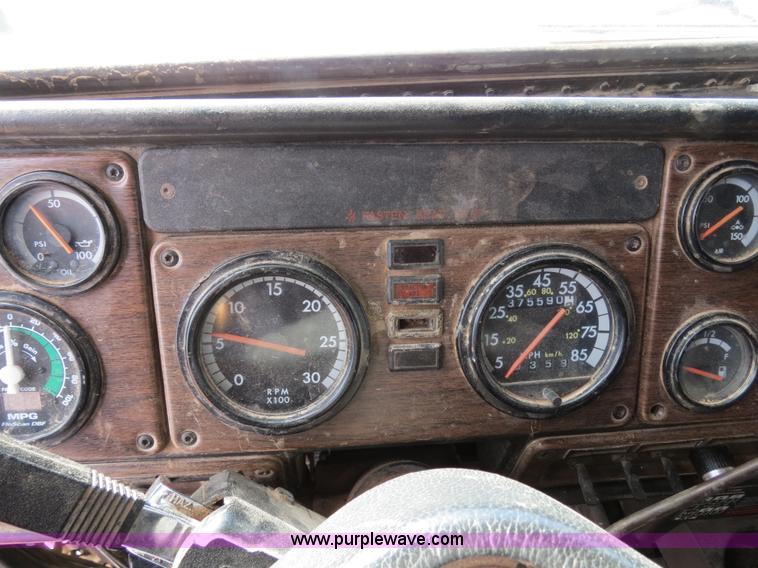 image for item B4655 1995 Freightliner FLD120 semi truck