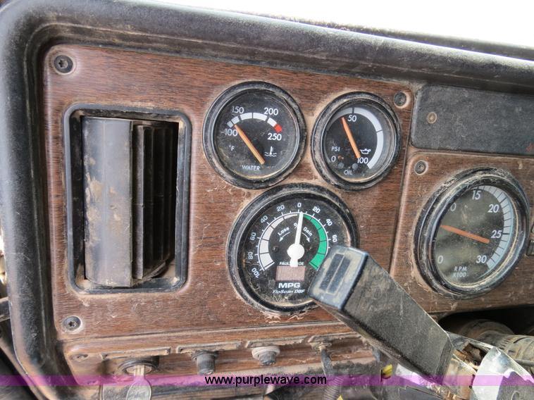 image for item B4655 1995 Freightliner FLD120 semi truck