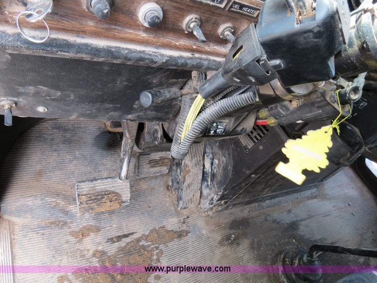 image for item B4655 1995 Freightliner FLD120 semi truck