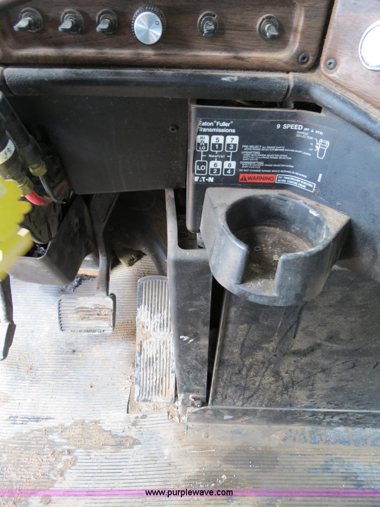 image for item B4655 1995 Freightliner FLD120 semi truck