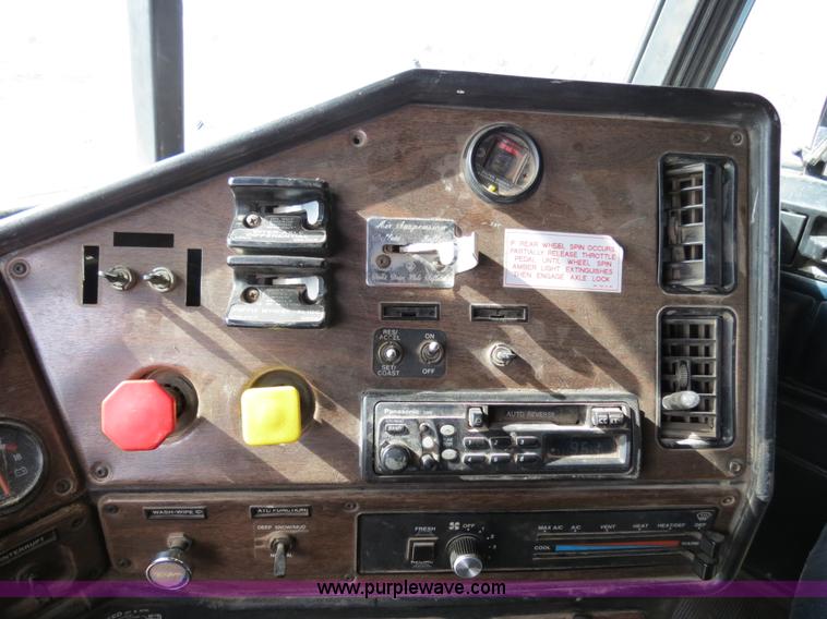 image for item B4655 1995 Freightliner FLD120 semi truck