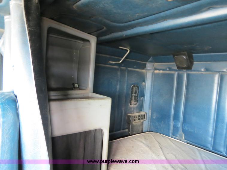 image for item B4655 1995 Freightliner FLD120 semi truck