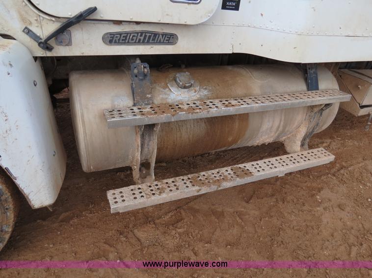 image for item B4655 1995 Freightliner FLD120 semi truck