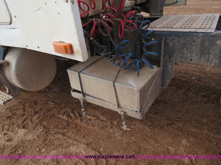 image for item B4655 1995 Freightliner FLD120 semi truck