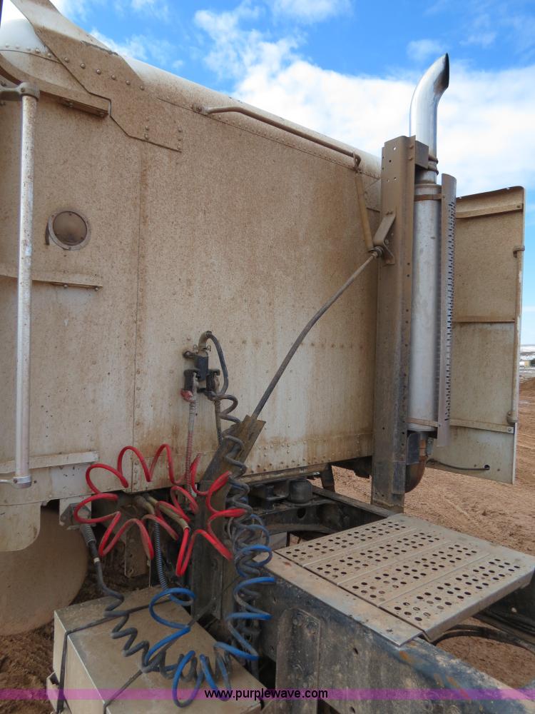 image for item B4655 1995 Freightliner FLD120 semi truck