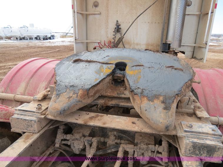 image for item B4655 1995 Freightliner FLD120 semi truck